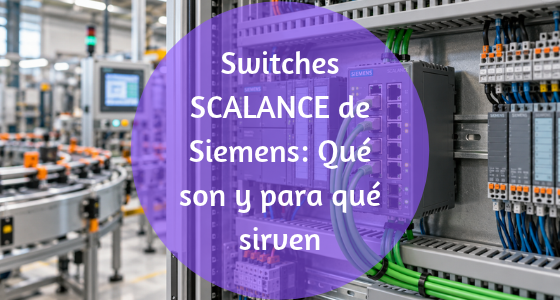 Switch SCALANCE de Siemens junto a un PLC en un armario de automatización, con una línea de envasado al fondo.