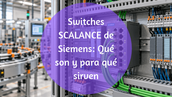 Switch SCALANCE de Siemens junto a un PLC en un armario de automatización, con una línea de envasado al fondo.